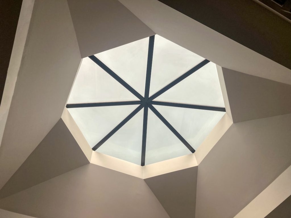 Photo geometric living room ceiling