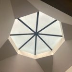 Photo geometric living room ceiling