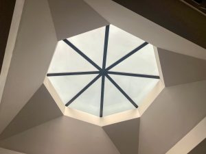 Photo geometric living room ceiling