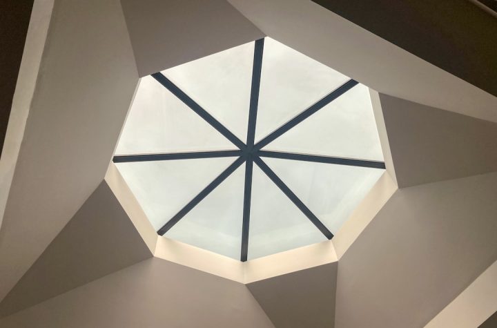 Photo geometric living room ceiling